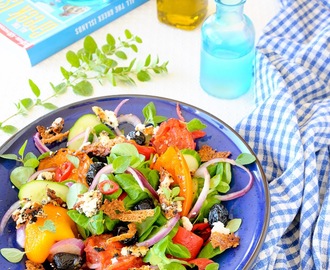 Sałatka grecka z pieczonych warzyw ze smażoną fetą