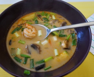 Zupa curry z krewetkami, cukinią i mleczkiem kokosowym