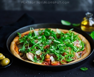 Pizza z sosem pomidorowym, bakłażanem, szynką dojrzewającą i oliwkami