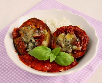 Bakłażan z serem pleśniowym i suszonymi pomidorami, w sosie pomidorowym