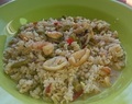A’la paella z brązowym ryżem i owocami morza
