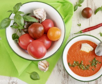 Zupa krem ze świeżych pomidorów z bazylią i serem pleśniowym