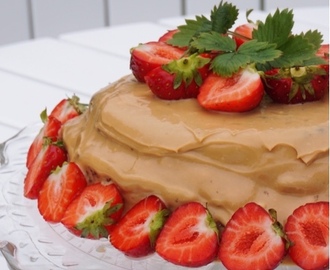 Dulce de leche mousse tårta med jordgubbar - och bästa tårtbotten