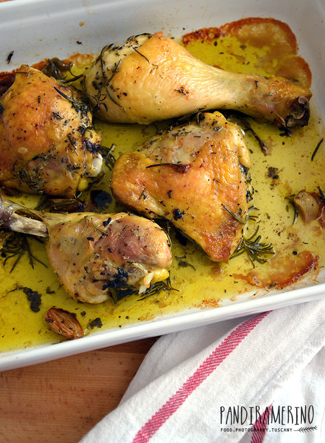 Pollo al forno con erbe aromatiche e vino bianco