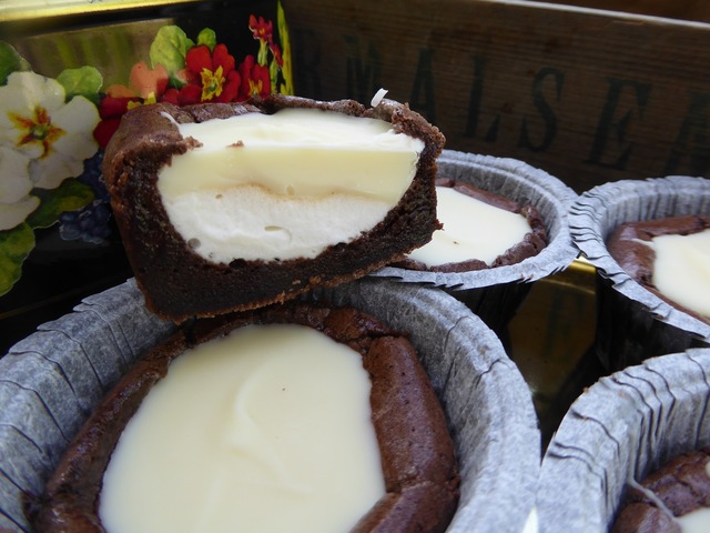 Kladdiga chokladmuffins fyllda med vit choklad och marshmallows för gottegrisar