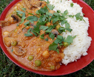 Wegańskie danie jednogarnkowe – wegańskie curry z ciecierzycy z pieczarkami