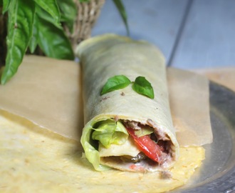Dietetyczny, lekki kebab, czyli gryczana tortilla z tuńczykiem, warzywami i sosem czosnkowo-ziołowym.