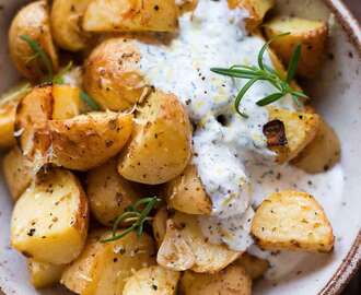 Griechische Ofenkartoffeln mit Joghurt-Feta-Dip