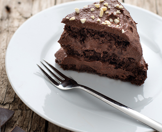 Tort czekoladowy z masą czekoladowo-orzechową (wegański, bezglutenowy, bez cukru)