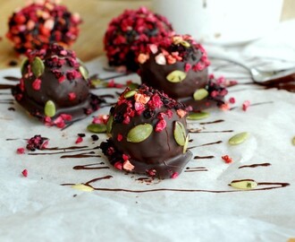 Hälsosamma chokladbollar med bär