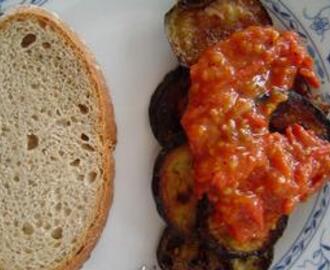 Smažený baklažán (tykvička) s rajčaty (bulharská kuchyně)