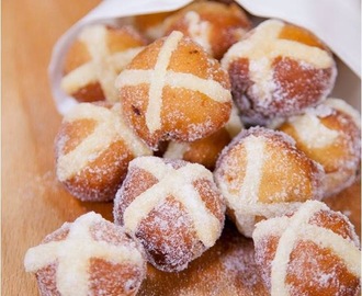 Mini hot cross bun doughnuts