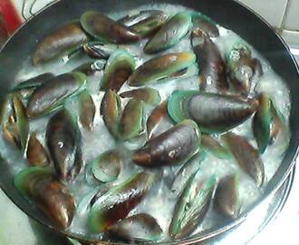 Ginisang Tulya sa Luya (Sauteed Mussels in Ginger)