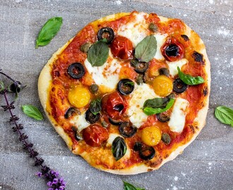 Pizza mit Oliven, Kapern & Büffelmozzarella