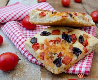 Pizza con pomodorini e olive nere – Ricetta Bimby e non