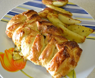 Pierś z kurczaka ze szpinakiem i serem w cieście francuskim.
