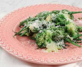 Grön sallad med broccoli, avokado, bönor och parmesandressing