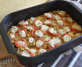 Zapiekanka makaronowa z pieczarkami, cukinią, pomidorami i serem mozzarella