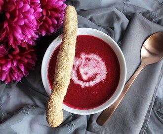 Rote Rüben-Kokos-Suppe mit Sesamstangerl