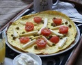 Śniadanie - omlet ze szparagami i pomidorkami koktajlowymi