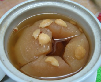 Double-boiled Pear Soup 川贝蜜枣炖雪梨