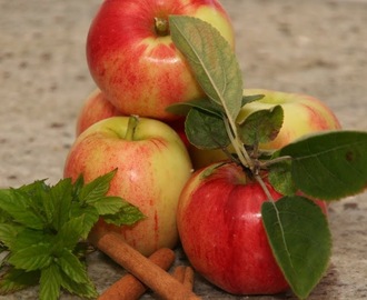 Inlagda äpplen med mynta och kanel