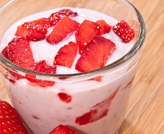 Receita de Iogurte Caseiro de Morango, aprenda como fazer essa deliciosa sobremesa simples e fácil, um iogurte de morango caseiro.