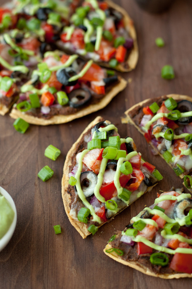 Skinny black bean and veggie Mexican pizza