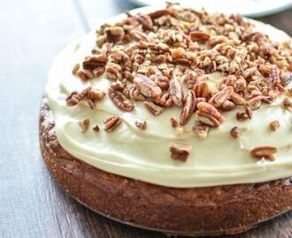 Easy and Moist Carrot Cake with Pecans and Cream Cheese Frosting