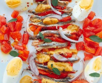 Assiette des vendanges – Roquerones mit gerösteter Paprika, Tomaten, Ei und Zwiebeln