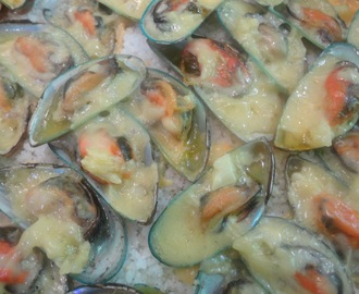 Maundy Thursday: BAKED TAHONG (Baked Mussels)