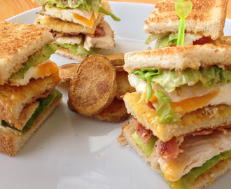 Chicken Club Sandwich a bramborové chipsy