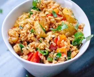 Fried rice med ägg och grönsaker.
