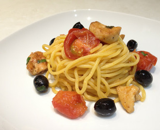 Špagety s kuřecím masem, rajčaty a černými olivami