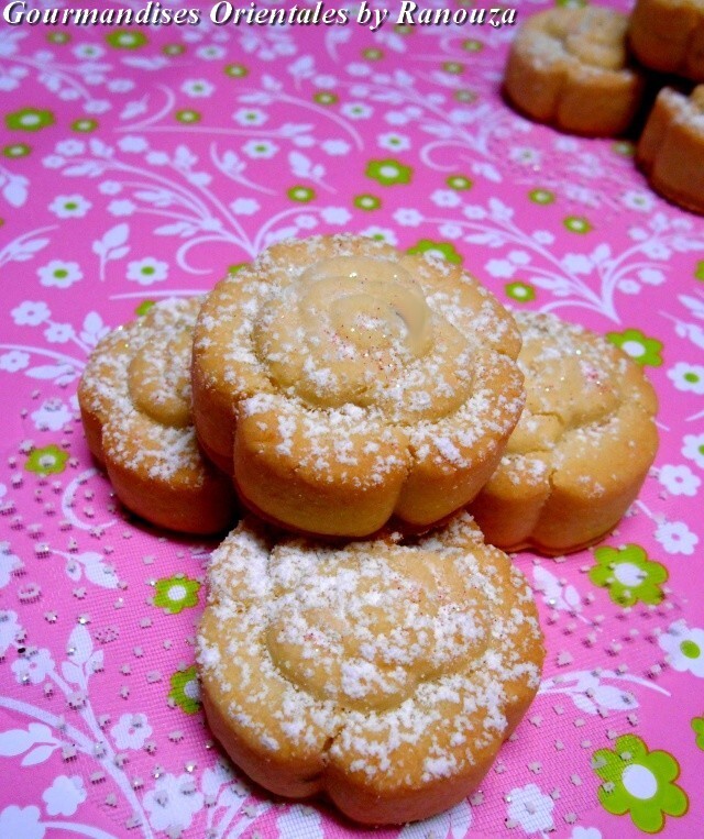 Biscuits en forme de roses au citron vert fourrés à la pâte d'amande