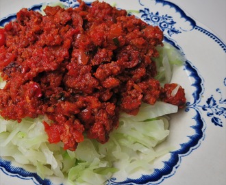 Kokt strimlad vitkål med god tomat- och köttfärssås