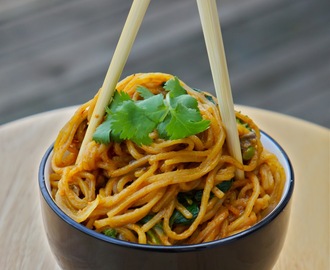 Rice noodles in peanut curry sauce