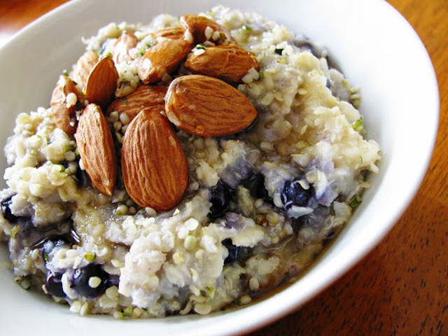 Blueberry quinoa porridge (gluten free)/Gruau de quinoa aux bleuets (sans gluten)
