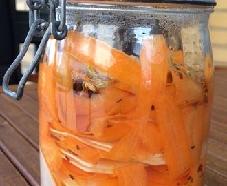 Picklade morötter och kålrabbi