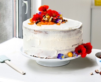Naken sjokoladekake med friske bær og spiselige blomster