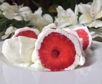 Niskokaloryczny deser na lato czyli truskawki w mrożonym jogurcie