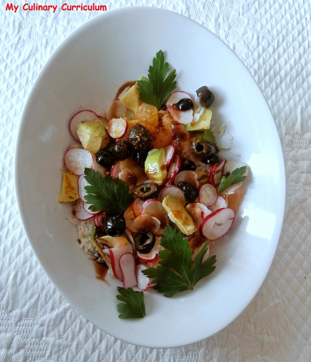Salade de riz, avocat, pamplemousse, olives noires, radis, curry (Rice salad, avocado, radish, black olives, grapefruit, curry)