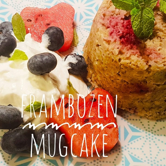 Frambozen mugcake met Griekse yoghurt en lekker zomers fruit 