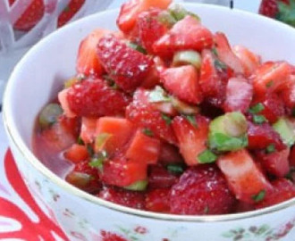 Sommarsås med jordgubbar