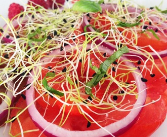 Salade rouge passion : tomates, oignons rouges, fruits rouges, germes et basilic...