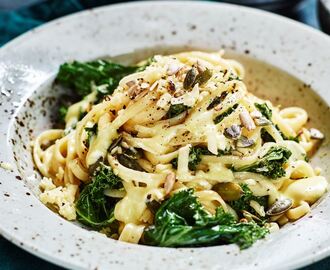 Vegetarisk pasta med grönkål, ost och frön - Recept | Arla