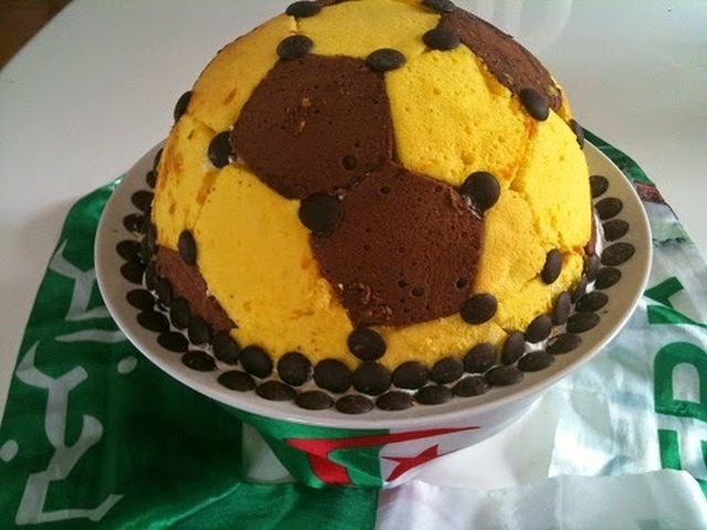 Gâteau sous forme ballon de foot (1 2 3 viva l'Algérie)