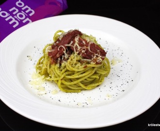Spaghetti, sos z pietruszki, suszone pomidory w oliwie