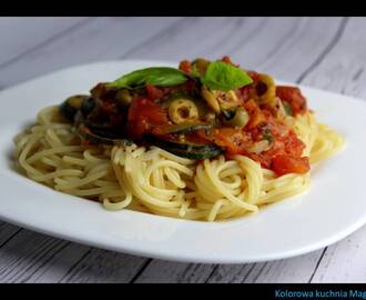 Spaghetti z cukinią, oliwkami i pomidorami