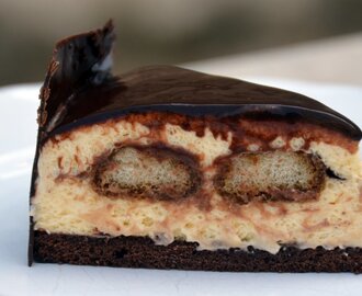 Tiramisu mousse torta mintás csokiköpenyben